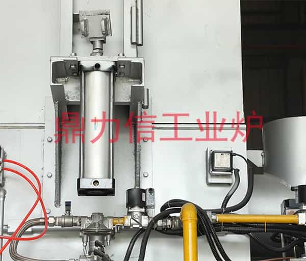 機(jī)邊熔化保溫爐